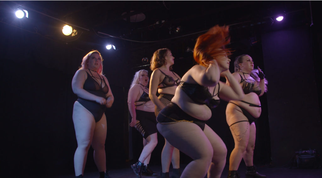 Kohtaus lyhytdokumentista Fat Dance – vähäpukeisia tanssijoita lavalla.